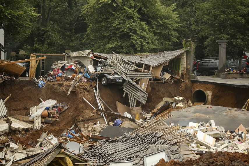 En la imagen, restos de viviendas que se vinieron abajo por las fuertes lluvias en Erftstadt, en el distrito de Blessem, Alemania, el 16 de julio de 2021.&nbsp;
