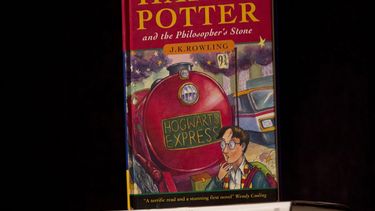 Fotograf&iacute;a del 20 de mayo de 2013 de una copia de la primera edici&oacute;n del primer libro de la serie de Harry Potter, titulado Harry Potter y la piedra filosofal, en la casa de subastas Sothebys en Londres.