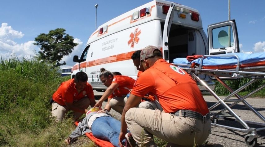 Integrantes de un Grupo Beta ayudando a una emigrante en M&eacute;xico.&nbsp;