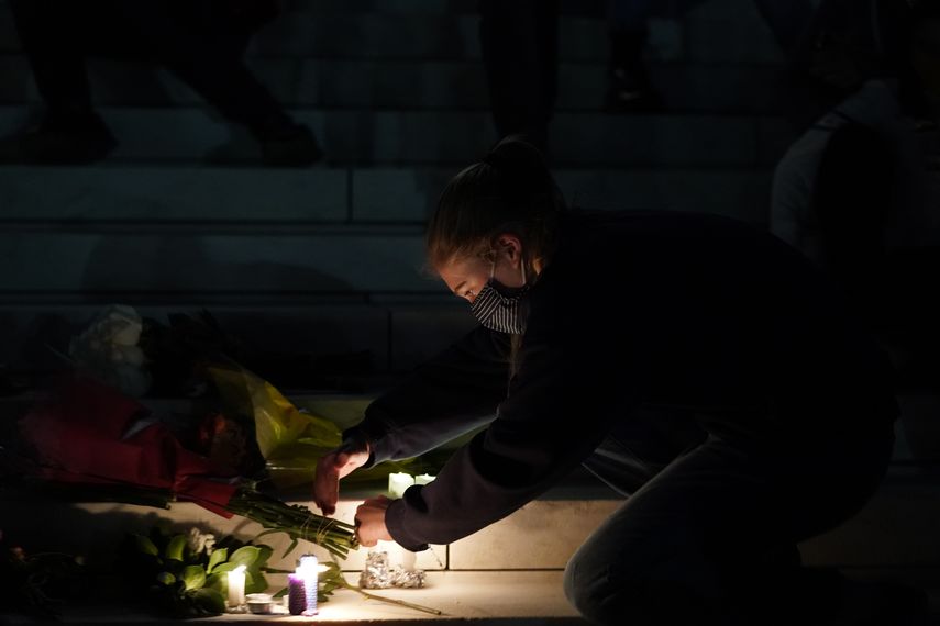 Una&nbsp;persona enciende una vela mientras la gente se re&uacute;ne en un memorial improvisado por la muerte de la jueza Ruth Bader Ginsburg en los escalones del edificio de la Corte Suprema, en Washington, DC, el 18 de septiembre de 2020.&nbsp;