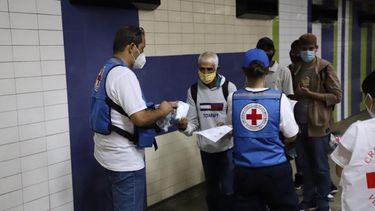 Comité Internacional de la Cruz Roja entrega kits de protección sanitaria a los venezolanos.  