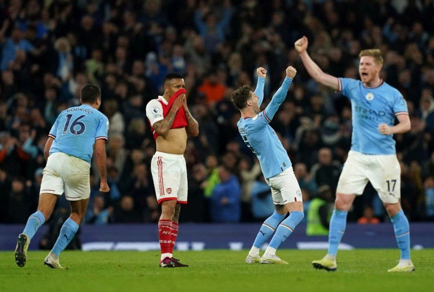John Stones (segundo a la derecha) celebra tras marcar el segundo gol del Manchester City ante Arsenal en la Liga Premier, el miércoles 26 de abril de 2023.&nbsp;