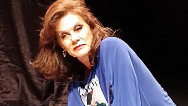 La actriz Marilyn Romero en la puesta en escena de Las penas que no me matan.