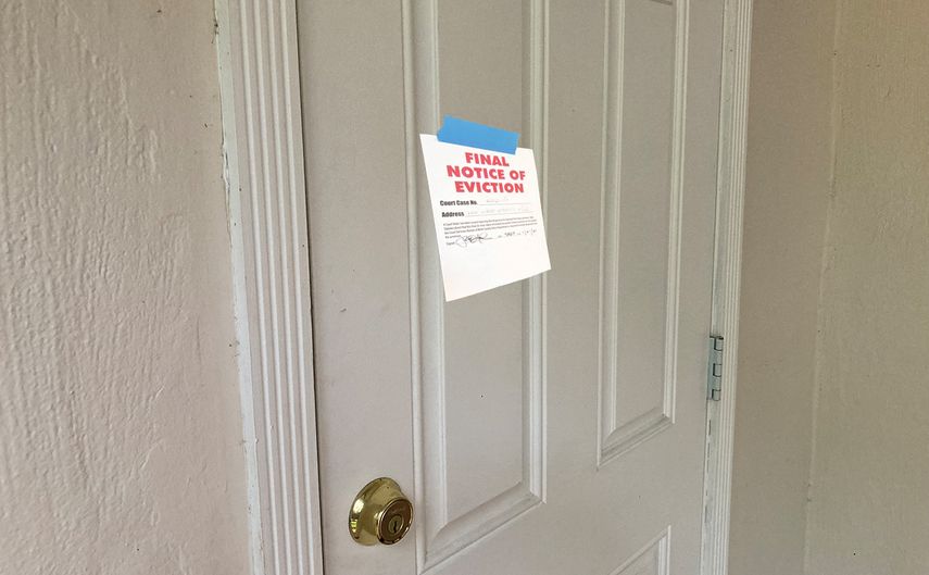 Un aviso de desalojo cuelga en la puerta de un inquilino en Miami.