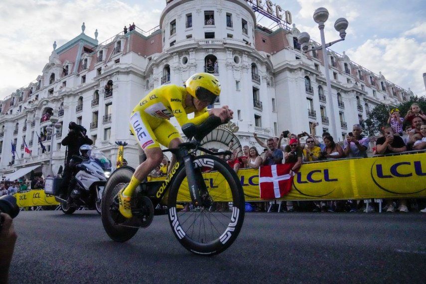 El esloveno Tadej Pogacar rueda en la 21ma etapa del Tour de Francia de 33,7 kilómetros entre Mónaco y Niza antes de ganar la competencia el domingo 21 de julio del 2024.