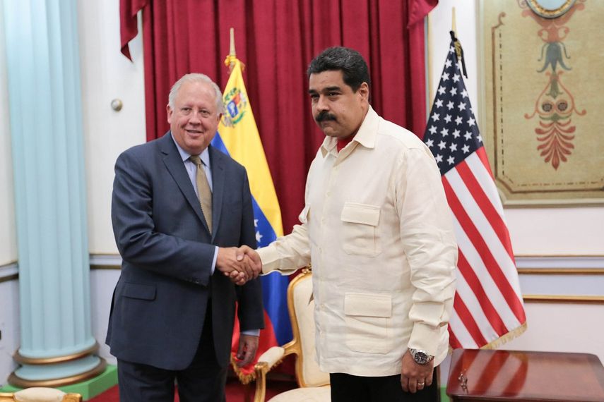 El subsecretario de Estado de EEUU para Asuntos Políticos de Latinoamérica, Thomas Shannon (i), se réune con el presidente venezolano, Nicolás Maduro (d), en el Palacio de Miraflores, sede del Gobierno, este 31 de octubre de 2016, en Caracas.