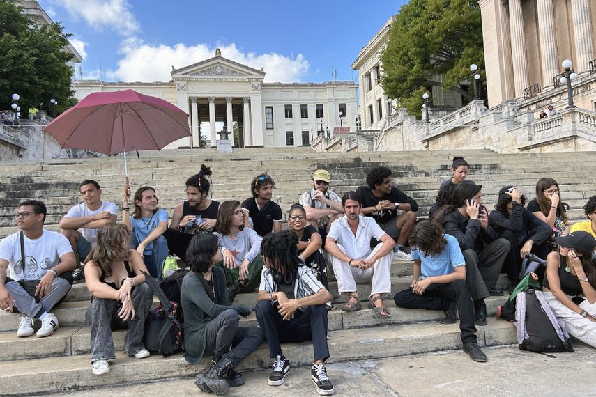 Estudiantes protestan en las escaleras de la Universidad de La Habana para expresar su descontento con las condiciones de enseñanza en La Habana el 9 de marzo de 2026.&nbsp;
