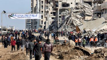 Una pancarta cerca de los escombros de un edificio derrumbado a lo largo de la calle costera al-Rashid de Gaza, da la bienvenida a las personas,&nbsp; el 26 de enero de 2025.