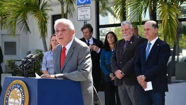 En 2017, los entonces alcaldes de la ciudad de Miami, Tomás Regalado, y de Miami Beach, Philip Levine, unieron esfuerzos para oponerse a plataformas como Airbnb. Los nuevos mandatarios municipales podrían tener una visión distinta. 