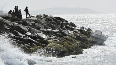 En esta imagen de archivo, tomada el 3 de mayo de 2020, miembros de las fuerzas de seguridad de Venezuela custodian la orilla y una barca que, seg&uacute;n las autoridades, fue empleada por un grupo de hombres armados para llegar a la ciudad portuaria de La Guaira, Venezuela.&nbsp;
