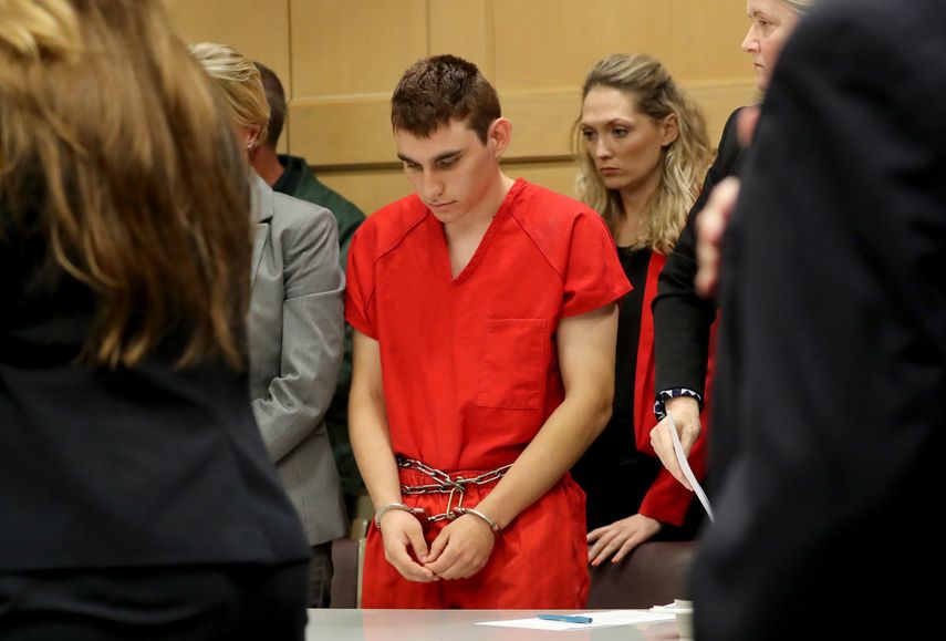 El autor confeso del tiroteo en un instituto de Florida el pasado 14 de febrero, Nikolas Cruz (centro), comparece ante la corte, en Fort Lauderdale, Florida, EEUU, hoy, 19 de febrero de 2018.
