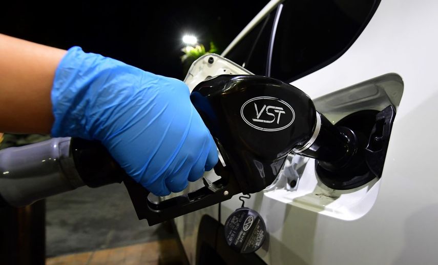 Un cliente repone combustible en su auto.