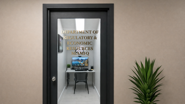 A través del kiosco MeetQ de Hialeah, los solicitantes pueden interactuar en tiempo real con personal técnico del condado.&nbsp;