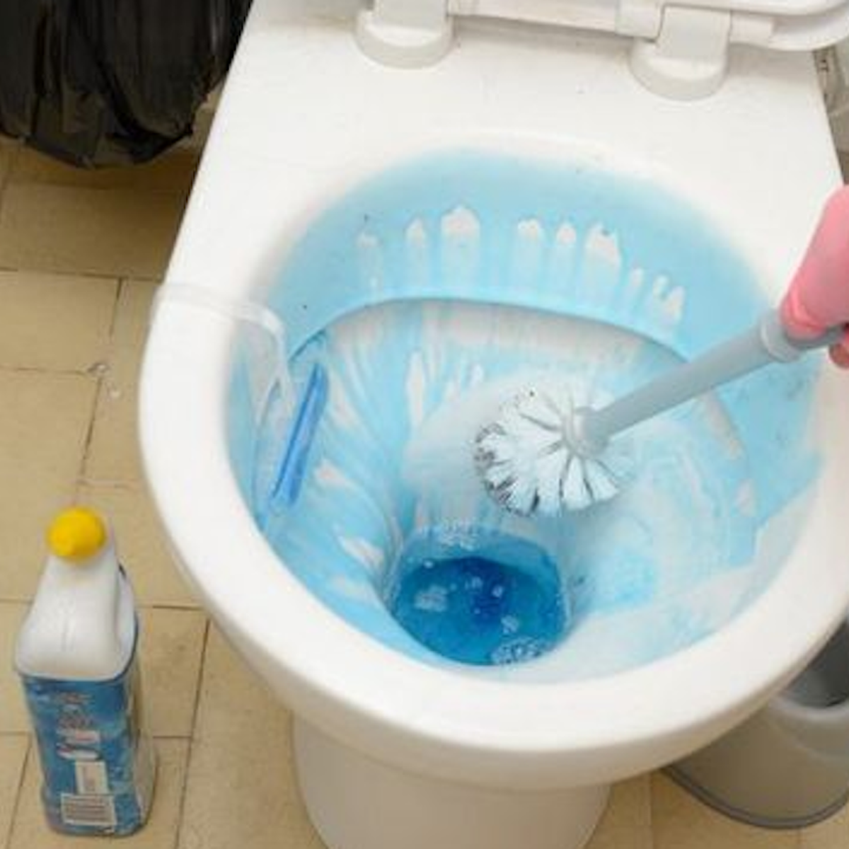 В ванной раковины унитазы чистят сколько раз. Для мытья туалета. Унитаз дезинфекция. Моющий унитаз. Дезинфекция санузла.