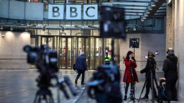 Periodistas esperan fuera de la entrada de las oficinas de la BBC en Londres.