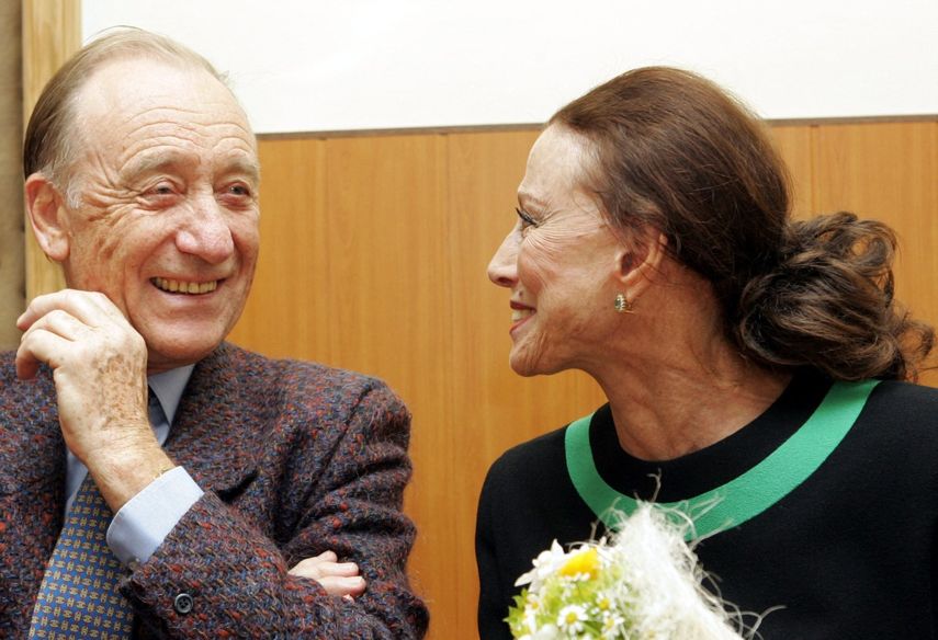 La leyenda del ballet ruso Maya Plisetskaya sonríe a su esposo y compositor Rodion Shchedrin el 8 de noviembre de 2006 durante una conferencia de prensa dedicada a la entrega de sus archivos al Archivo Estatal Ruso de Literatura y Arte en Moscú. &nbsp;