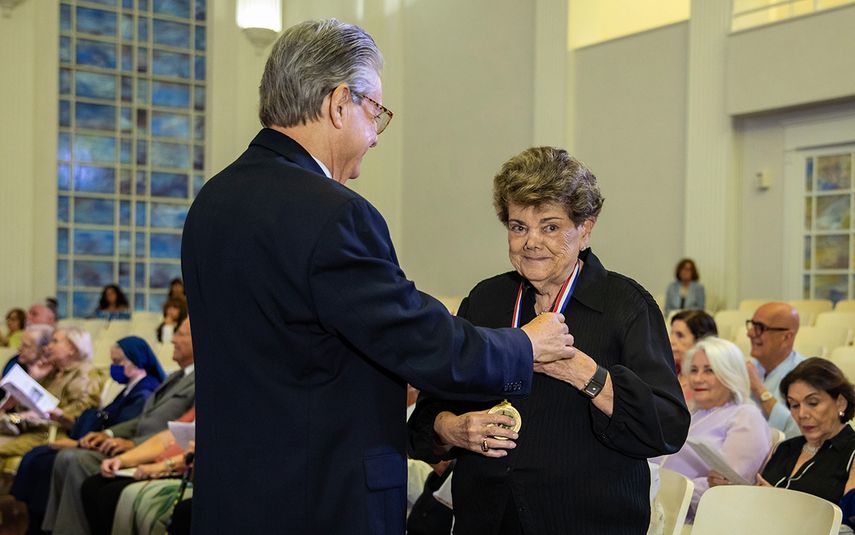 La fotógrafa cubana, radicada en Miami, Asela Torres recibe la Medalla Excelencia Nacional Cubana.