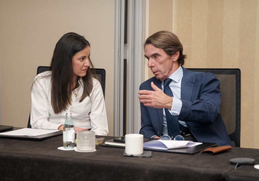 José María Aznar, expresidente del gobierno español, conversa con la líder opositora cubana Rosa María Payá. José María Aznar, expresidente del gobierno español, conversa con la líder opositora cubana Rosa María Payá.