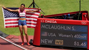 La estadounidense Sydney Mclaughlin celebra después de ganar la medalla de oro e imponer récord mundial en la final de los 400 metros con vallas en Tokio 2020