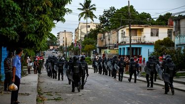 La policía antidisturbios recorre las calles tras una manifestación contra el régimen de Miguel Díaz-Canel en el municipio de Arroyo Naranjo, La Habana, el 12 de julio de 2021.