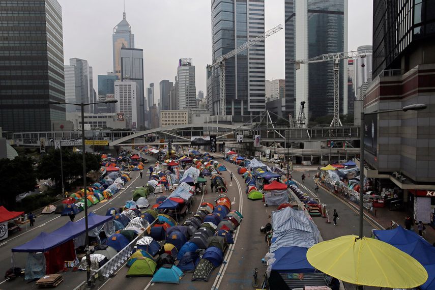 Activistas por la democracia rodearon con carpas una de las sedes del gobierno en Hong Kong. (Foto AP)