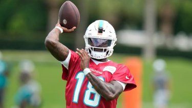 El quarterback de los Dolphins de Miami, Tyler Huntley, lanza un pase durante un entrenamiento, el miércoles 18 de septiembre del 2024.