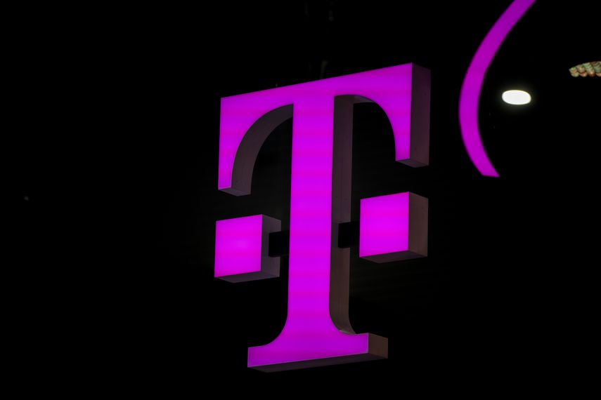 El logotipo de T-Mobile durante un evento de la compañía en Barcelona, España