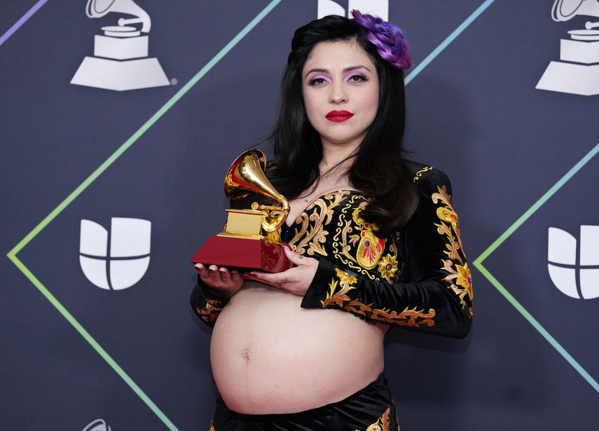 Mon Laferte posa en la sala de prensa tras ganar el Latin Grammy al mejor álbum cantautor, por Seis, el jueves 18 de noviembre de 2021 en el MGM Grand Garden Arena en Las Vegas.&nbsp;