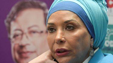 La exsenadora colombiana y luego precandidata al Senado por el partido político Pacto Histórico, Piedad Córdoba, habla durante una conferencia de prensa con la imagen de su aliado y candidato presidencial colombiano Gustavo Petro detrás, en Bogotá.