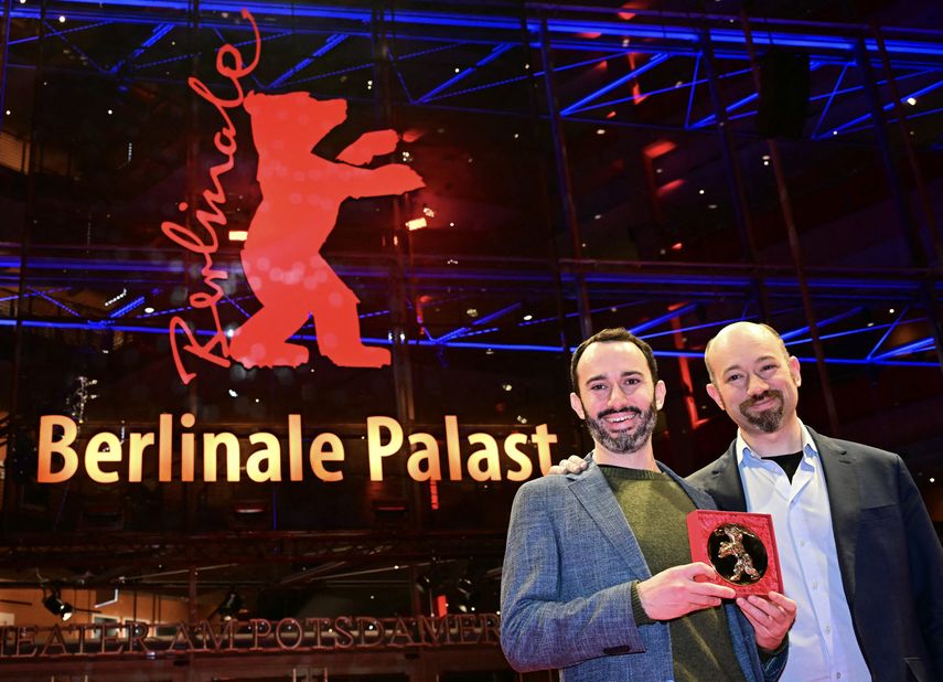 El director estadounidense Brandon Kramer (izquierda) y el productor estadounidense Lance Kramer posan con su Premio al Documental de la Berlinale en la alfombra roja después de la gala de clausura del 75º Festival Internacional de Cine de la Berlinale en Berlín, el 22 de febrero de 2025.