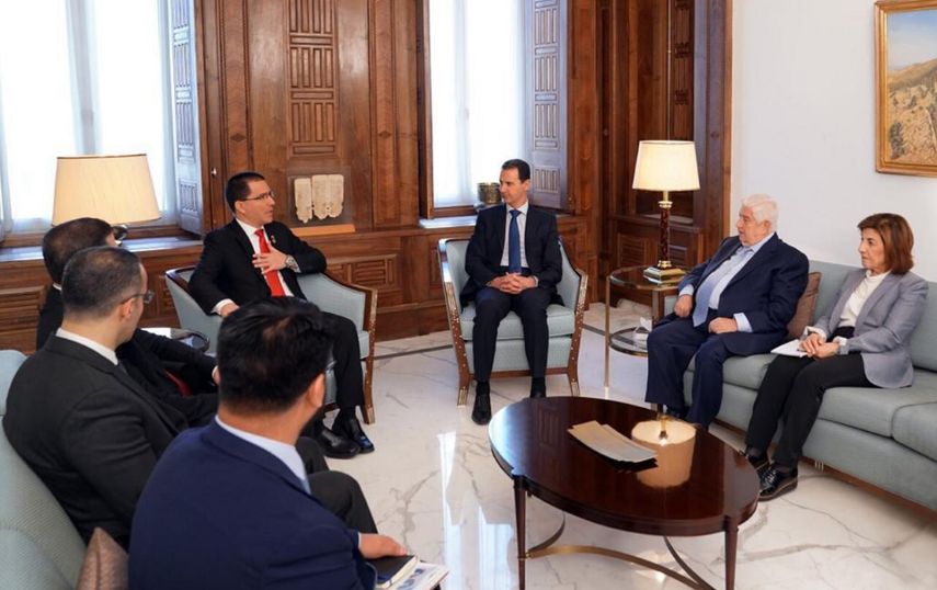 El presidente sirio, Bachar al Assad (3ro der.), conversa con el canciller del régimen de Nicolás Maduro, Jorge Arreaza (cen.), en Damasco, el 4 de abril de 2019.&nbsp;