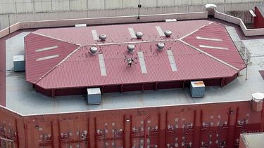 Vista aérea de la prisión de máxima seguridad de La Roca que muestra un dron en el techo en Guayaquil, Ecuador, tomada el 12 de septiembre de 2023. Las autoridades están investigando un presunto artefacto explosivo dejado por un dron la madrugada del martes en el techo de la instalación.