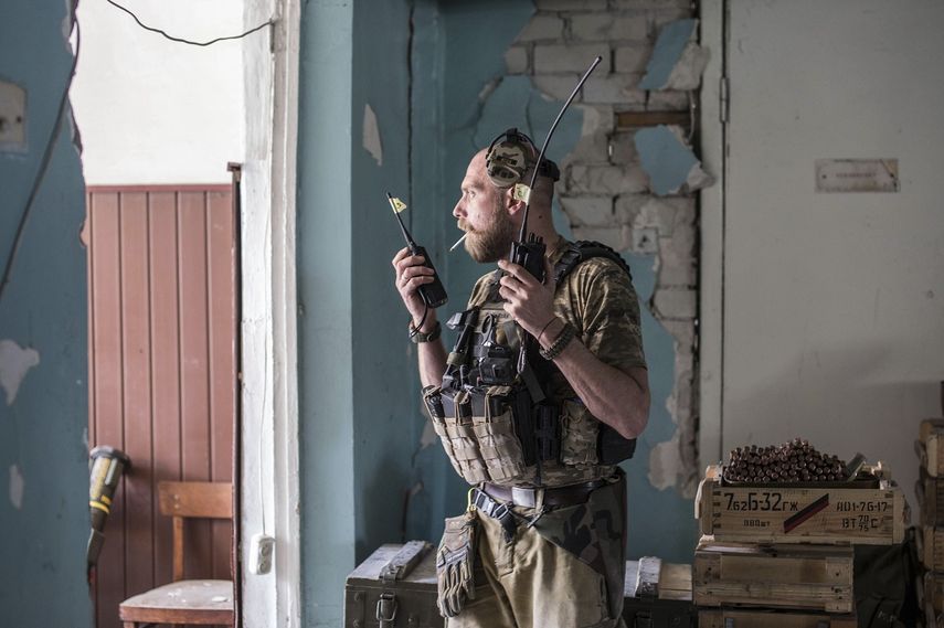 Un soldado ucraniano sostiene dos radios durante intensos combates en la línea del frente en Severodonetsk, en la región de Luhansk, Ucrania, el 8 de junio de 2022. (AP Foto/Oleksandr Ratushniak