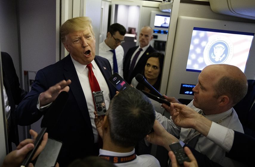 El presidente Donald Trump habla con reporteros a bordo del Air Force One el 7 de agosto de 2019.