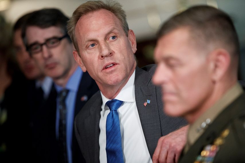 Fotografía fechada el 7 de junio de 2019 del entonces secretario de Defensa interino, Patrick Shanahan (cen.), durante su reunión en el Pentágono, en Arlington, Virginia.