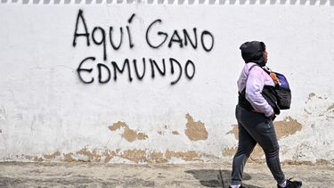 Una mujer pasa frente a un grafiti que dice Aquí ganó Edmundo en Caracas el 28 de octubre de 2024.&nbsp;