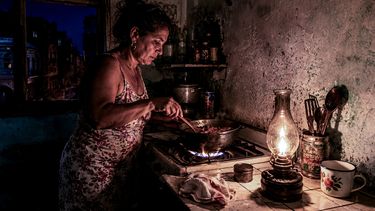 Ilustración fotorrealista de una vivienda en La Habana sin electricidad.