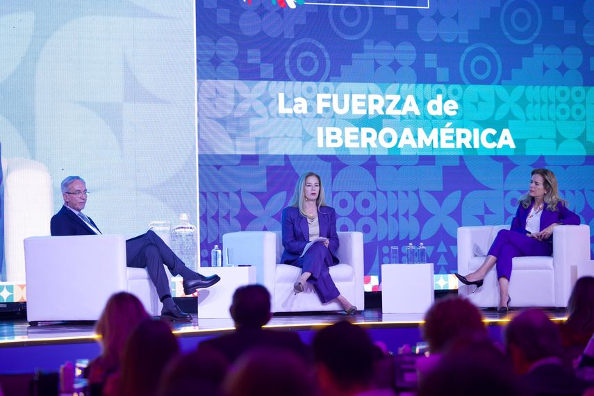 Arturo Elías Ayub, director general de Fundación Telmex y Núria Vilanova, presidenta de CEAPI