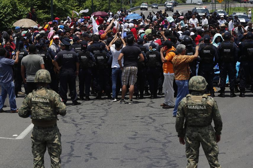 Fotografía del 5 de junio de 2019 de autoridades mexicanas mientras frenan a una caravana de migrantes en la frontera con Guatemala, en el estado de Chiapas.