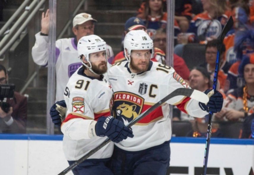 &nbsp; &nbsp;Oliver Ekman-Larsson (91) de los Florida Panthers y Aleksander Barkov (16) celebran después de un gol contra los Edmonton Oilers durante el tercer período del Juego 6 de la final de la Copa Stanley de hockey de la NHL, el viernes 21 de junio de 2024, en Edmonton, Alberta.&nbsp;
