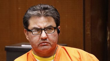 En esta imagen del 15 de julio de 2019, Naasón Joaquín García, líder de la iglesia evangélica La Luz del Mundo con sede en México, escucha durante su audiencia de fianza en la Corte Superior de Los Ángeles. 