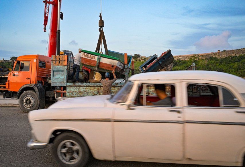 Pescadores protegen un barco llamado Habana antes de la llegada de la tormenta tropical Rafael a la capital el 5 de noviembre de 2024.&nbsp;