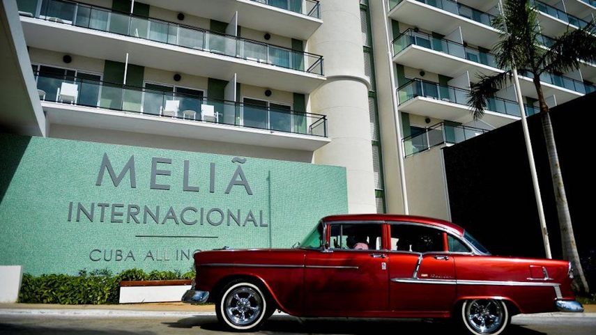 Un automóvil circula cerca de la entrada del Hotel Meliá International en Varadero, provincia de Matanzas, el 23 de octubre de 2020. &nbsp;
