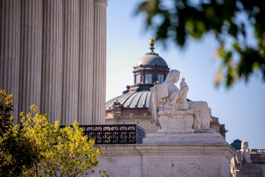 La estatua de mármol Contemplación de la Justicia se ve afuera del edificio de la Corte Suprema de los Estados Unidos el 4 de mayo de 2026 en Washington, DC.