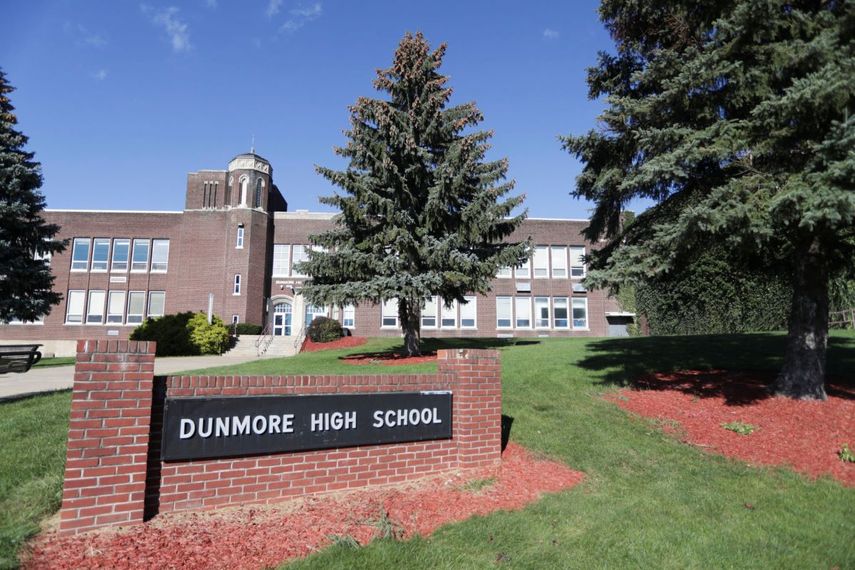 Esta fotografía de septiembre de 2021 muestra el exterior de la secundaria Dunmore, en Dunmore, Pensilvania.&nbsp;