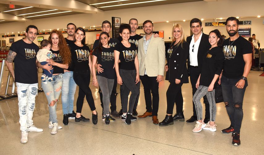 Ache Rey, cantante principal de Tango Lovers (centro), junto al resto del elenco de la compañía.&nbsp;