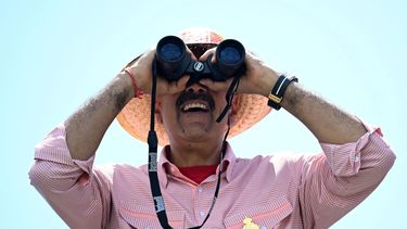 Nicolás Maduro, observa a través de binoculares durante su mitin de cierre de campaña en Maracaibo, estado Zulia, Venezuela, el 25 de julio de 2024