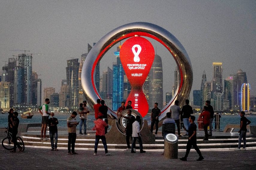 Un grupo de personas se congrega en el reloj de la cuenta regresiva oficial para el inicio de la Copa del Mundo 2022, en Doha, Catar, el jueves 25 de noviembre de 2021.&nbsp;