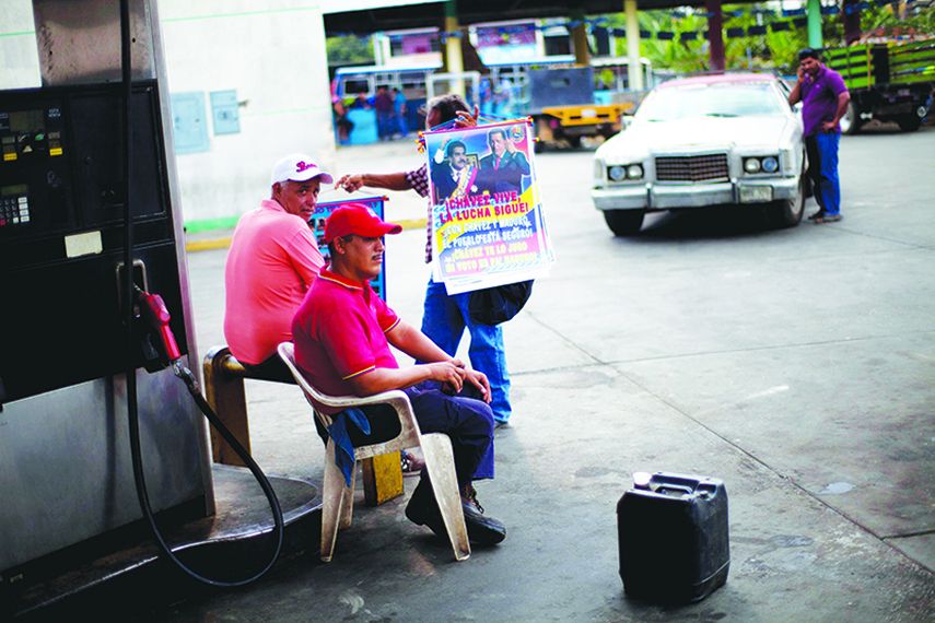 Trabajadores en una gasolinera venezolana. (AP)