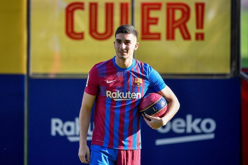 El español Ferran Torres fue presentado como nuevo jugador del FC Barcelona